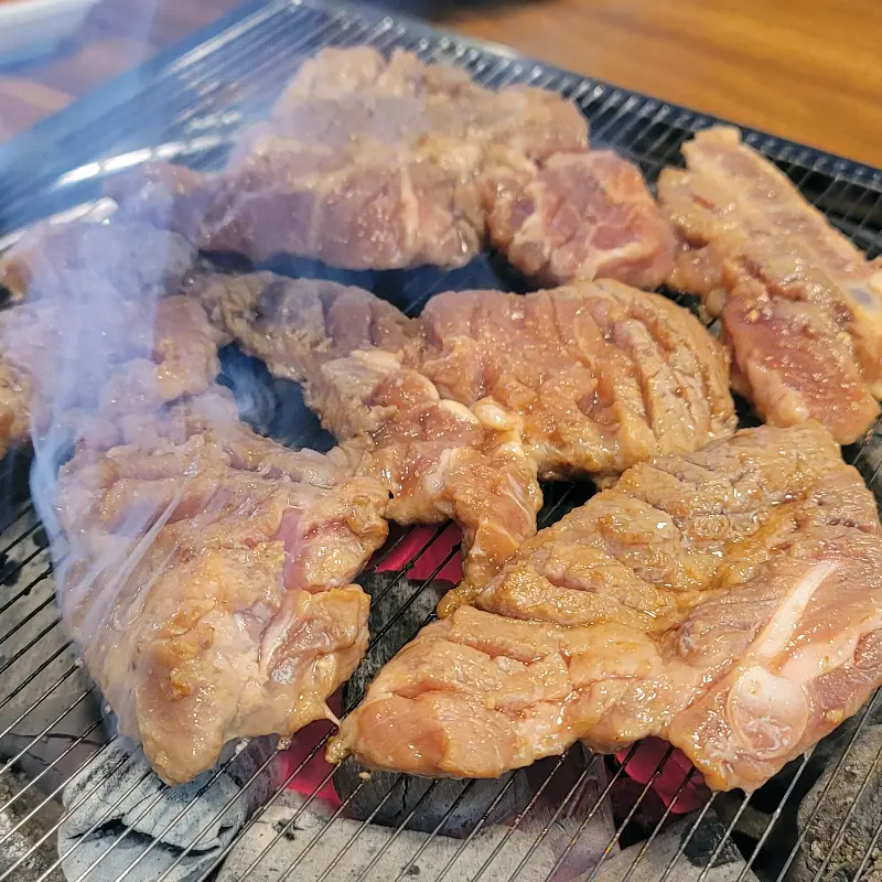 숯불 위에서 익어가는 돼지갈비