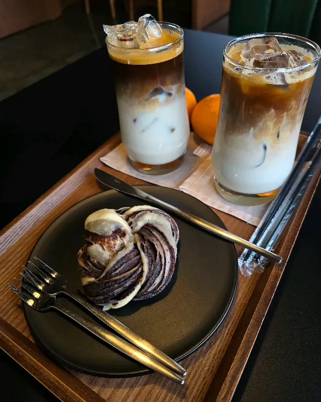 빈스앤비츠의 시나몬롤과 아몬드크림라떼