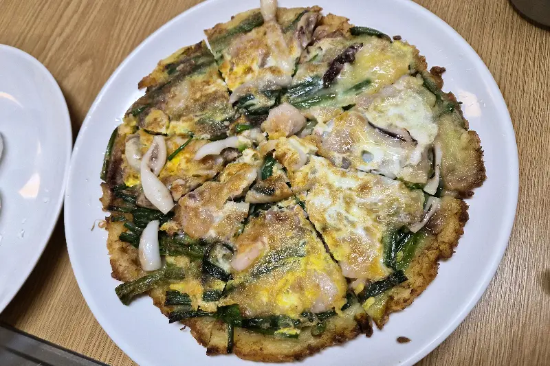 오징어가 듬뿍 들어간 파전