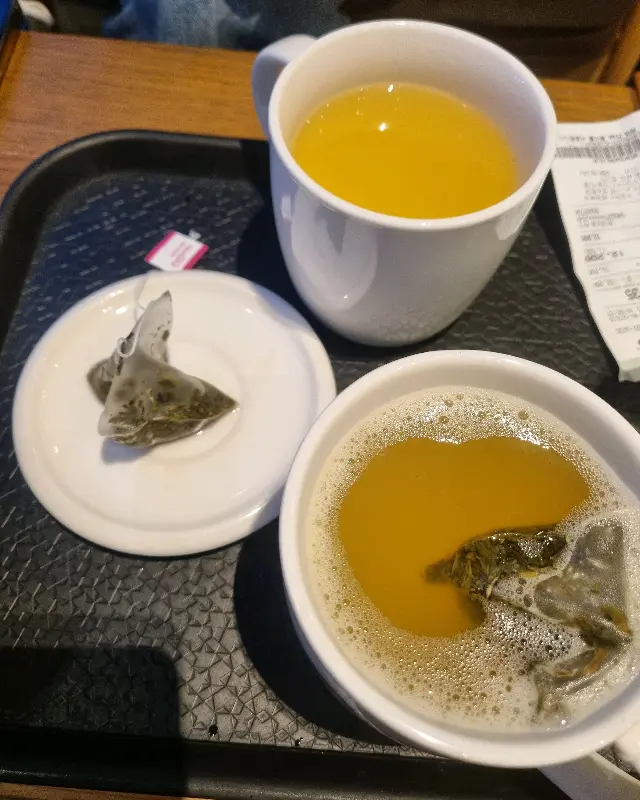 테이블 위에 놓인 따뜻한 차 두 잔