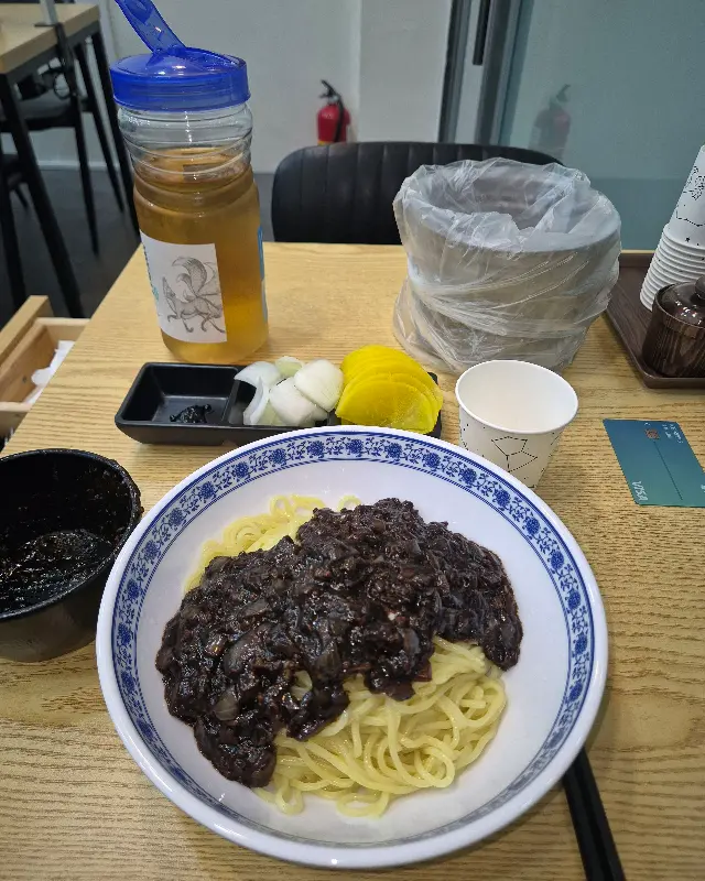 짜장 소스에 밥 비벼먹기