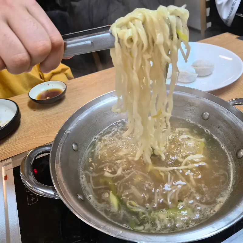 만두전골 속 칼국수