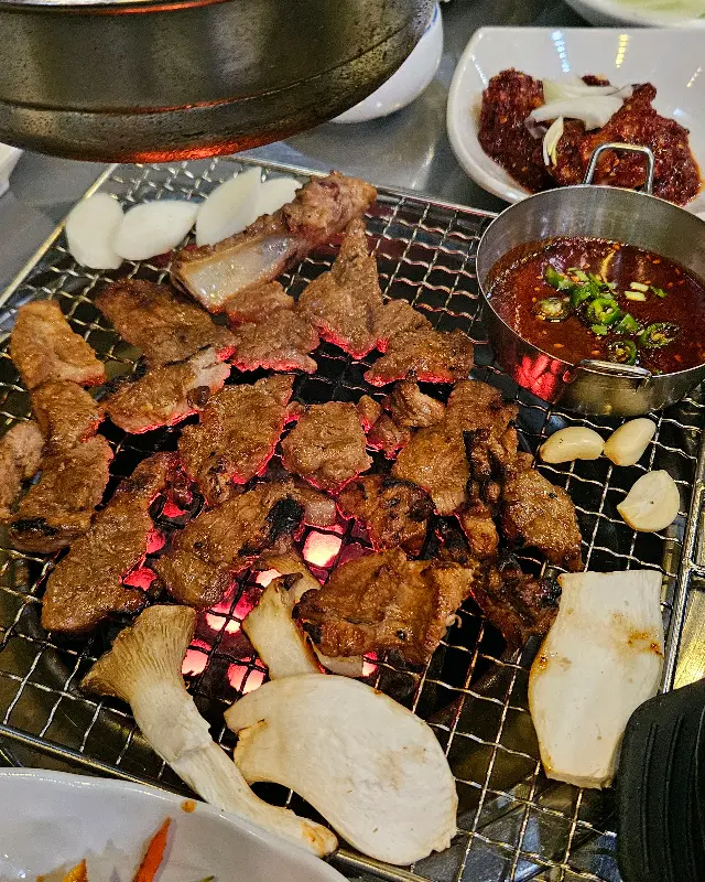 연탄불에 구워지는 돼지갈비