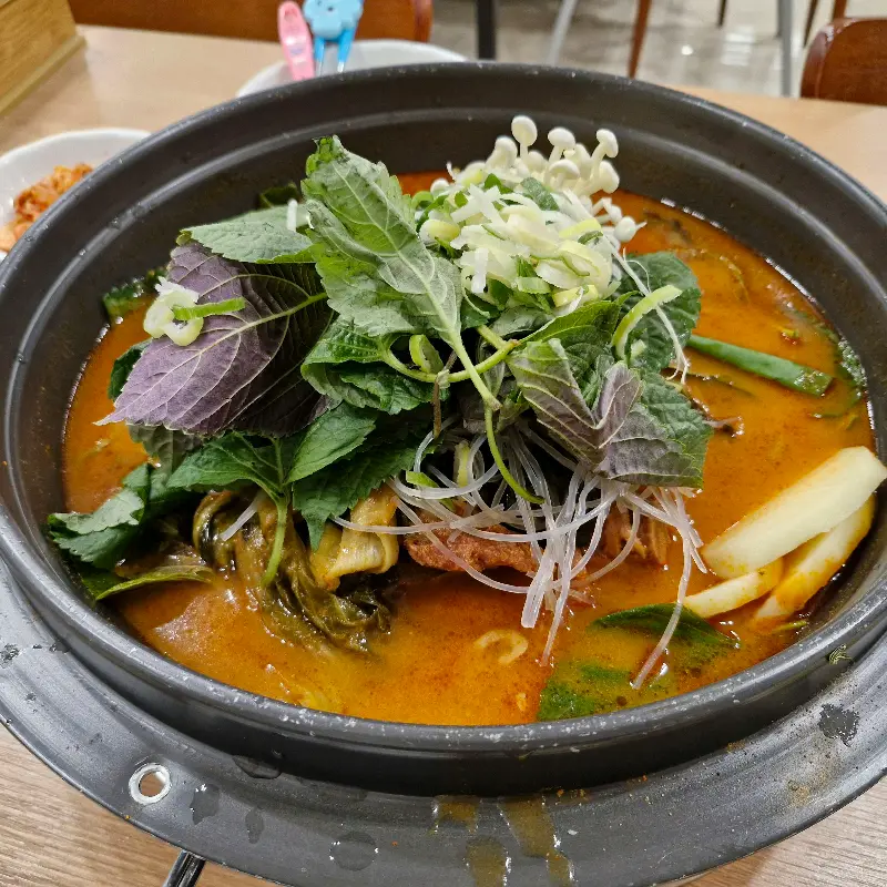 푸짐한 우거지와 깻잎, 팽이버섯이 듬뿍 올려진 감자탕