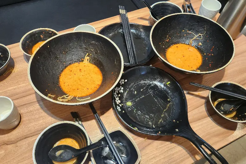 깨끗하게 비워진 그릇들