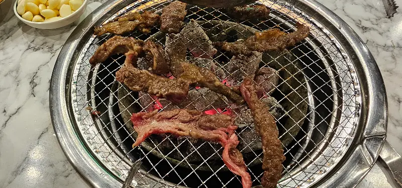 숯불 위에서 익어가는 고기