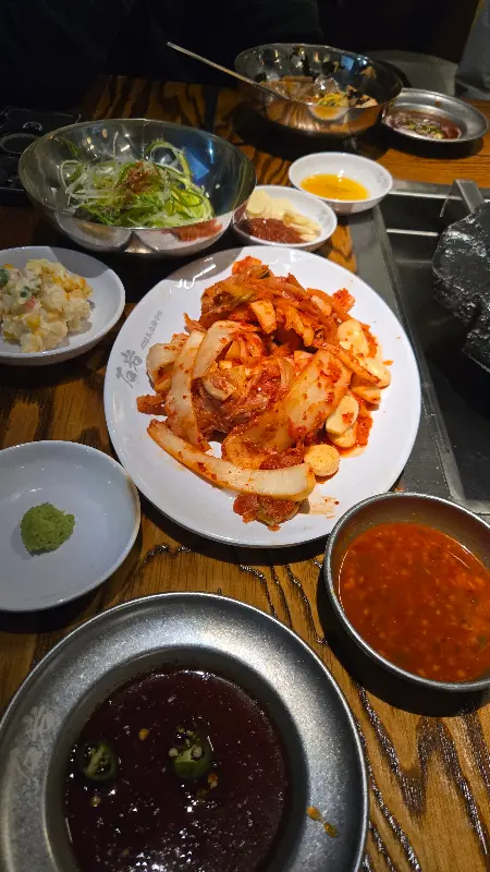 다양한 밑반찬과 소스의 모습