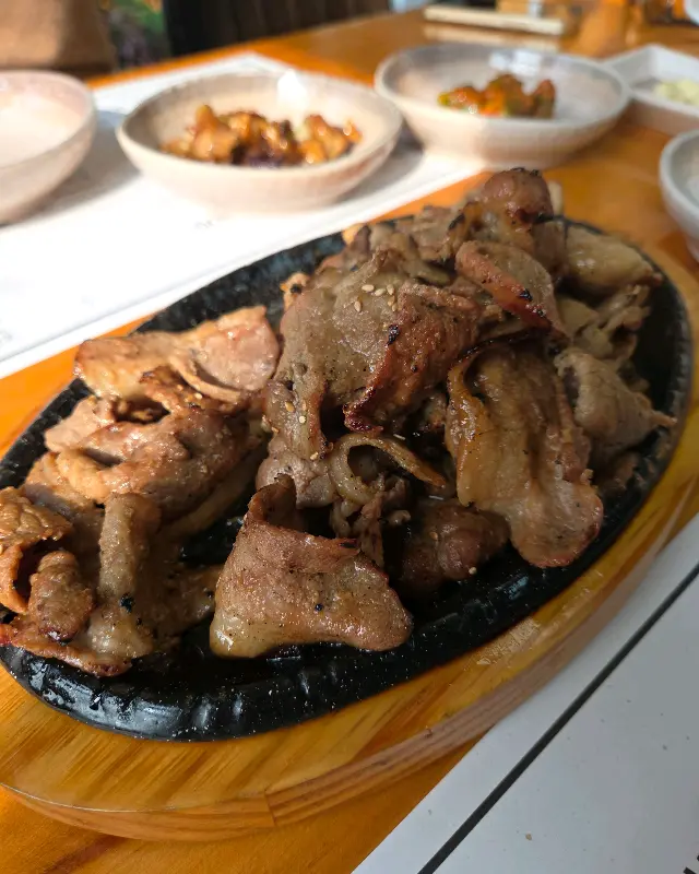 윤기가 흐르는 숯불고기