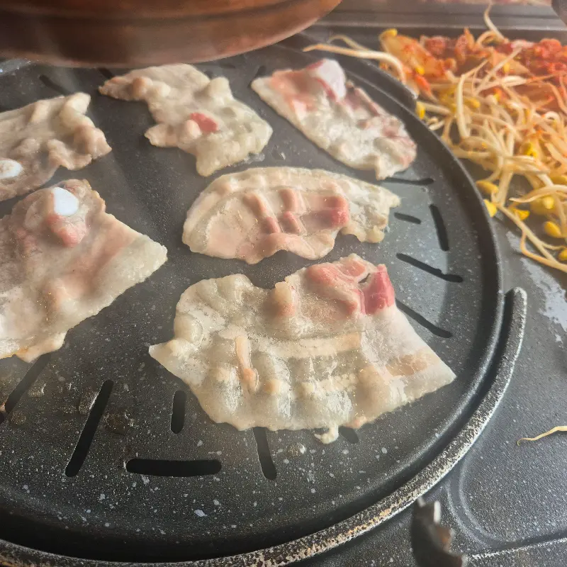 불판 위에서 맛있게 익어가는 삼겹살