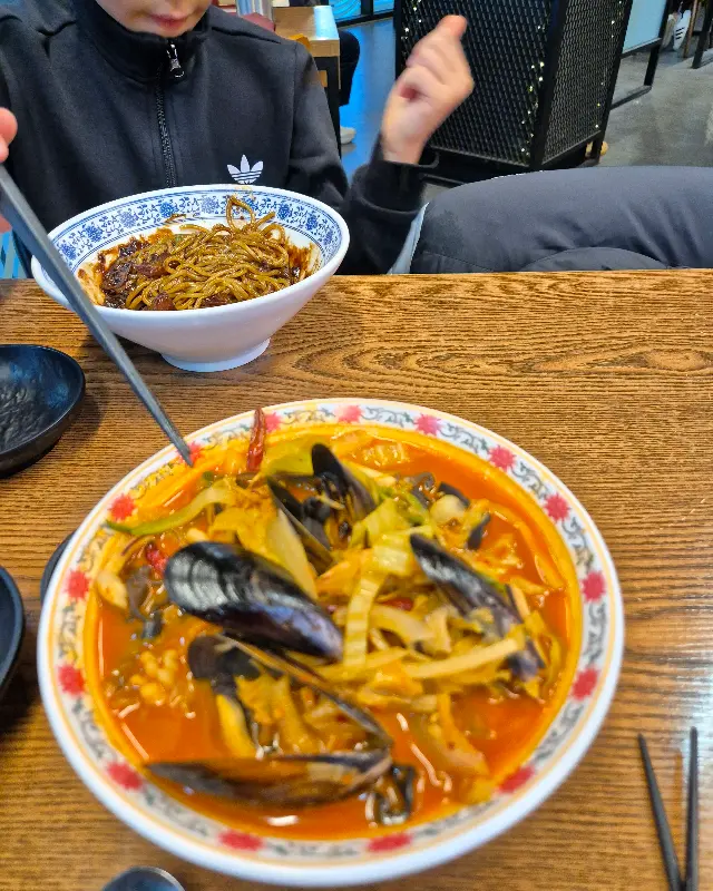 짜장면과 짬뽕을 먹는 아이