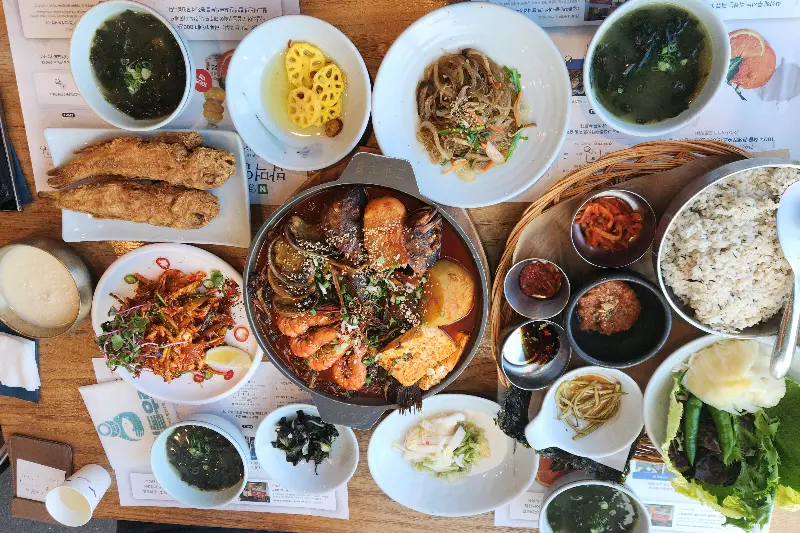 고집돌우럭 함덕점 런치 B 세트 한상 차림