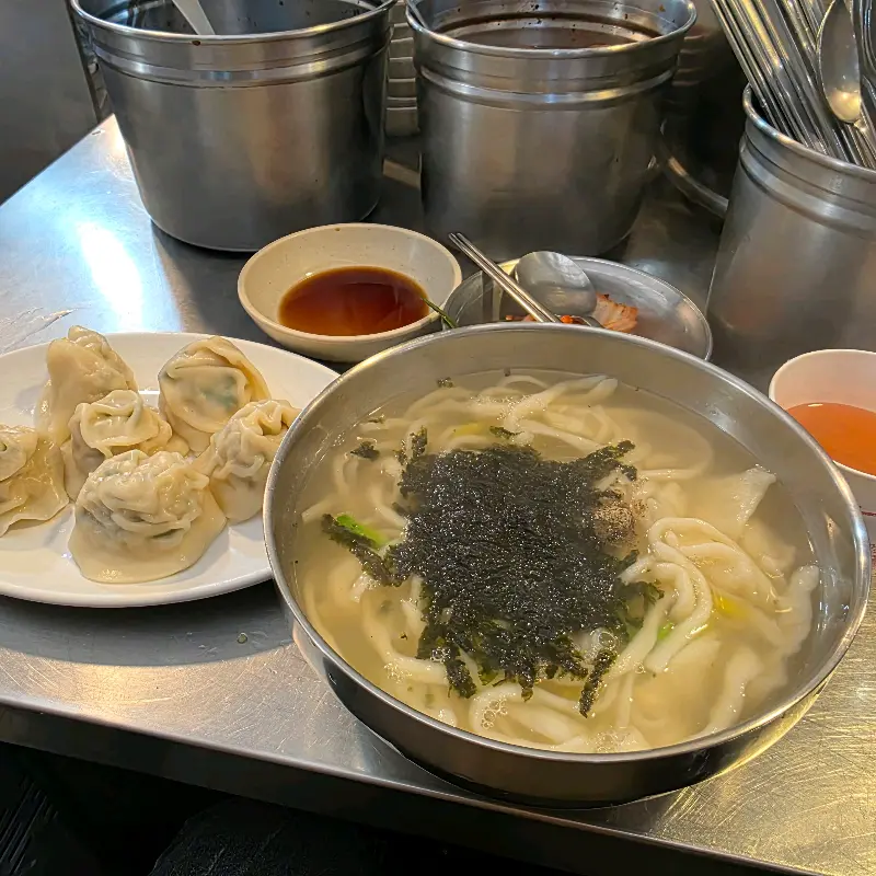 칼국수, 만두 한 상 차림