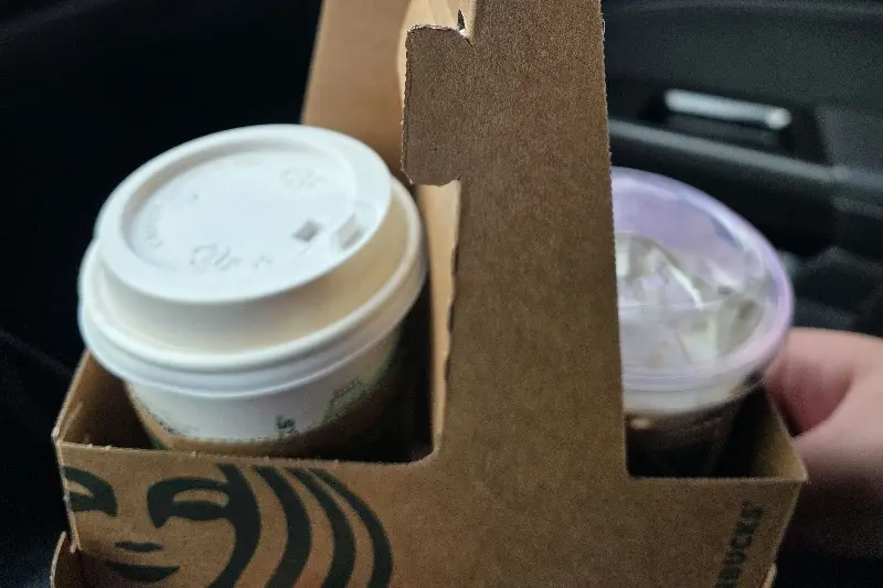 차량 내부에 놓인 테이크 아웃 커피