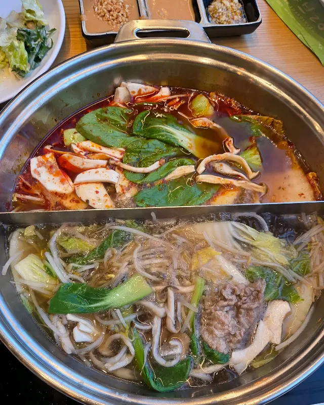 다양한 채소가 듬뿍 들어간 샤브샤브