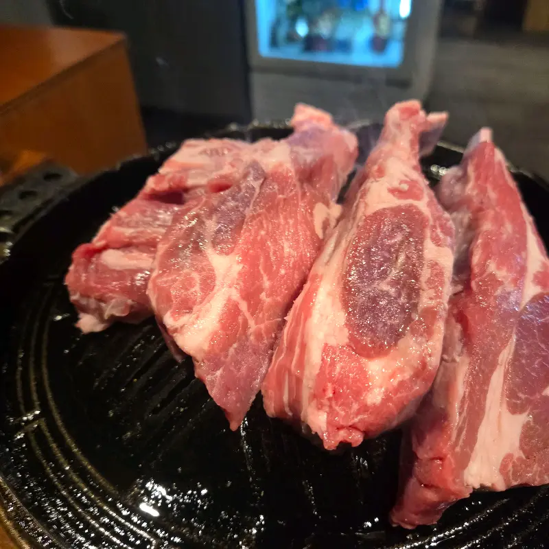 불판 위에 올려진 신선한 양갈비