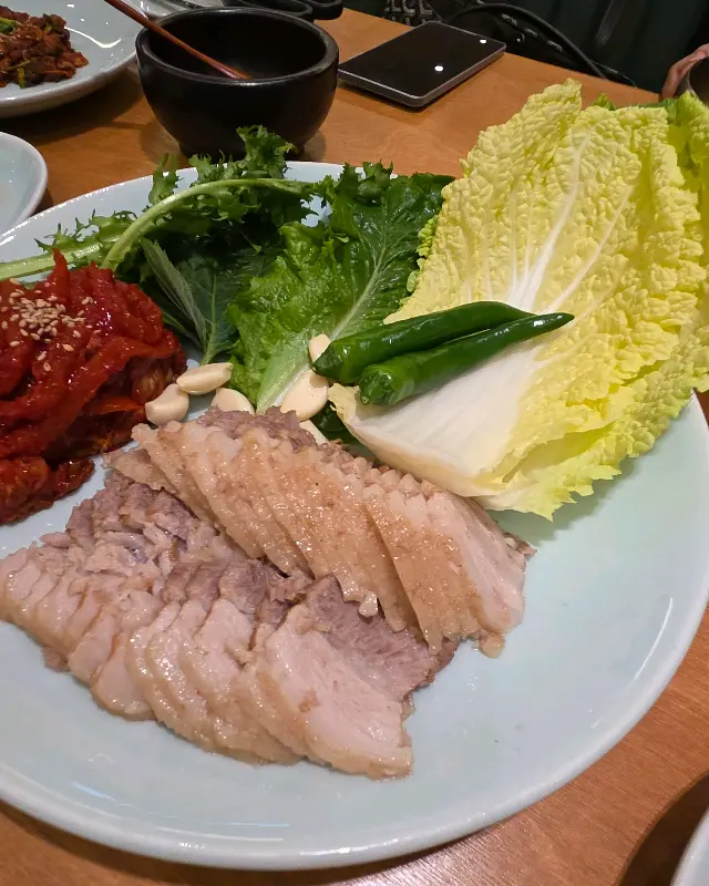 윤기가 좔좔 흐르는 쌈보보쌈의 보쌈