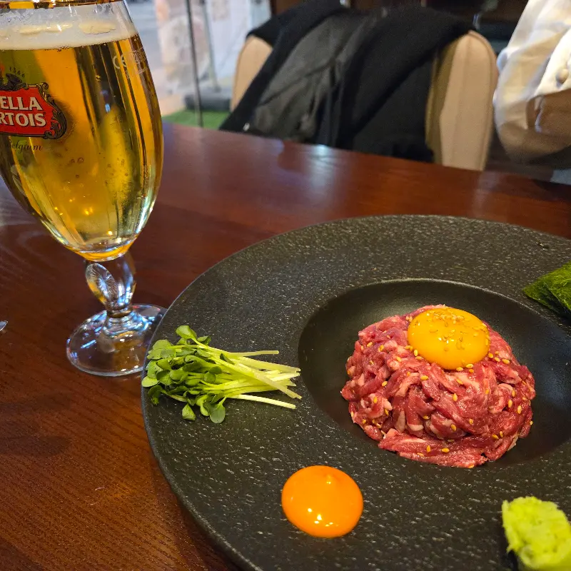 신선함이 느껴지는 한우 육회