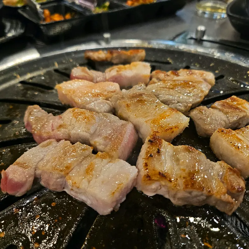 숯불에 구워지는 삼겹살