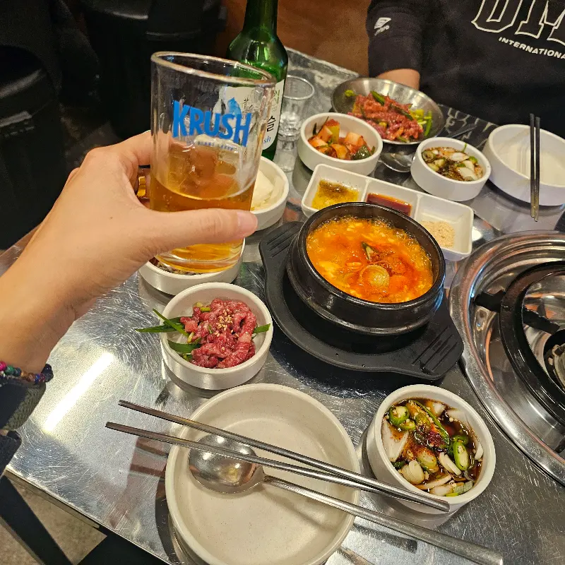 기본으로 제공되는 순두부찌개와 육회