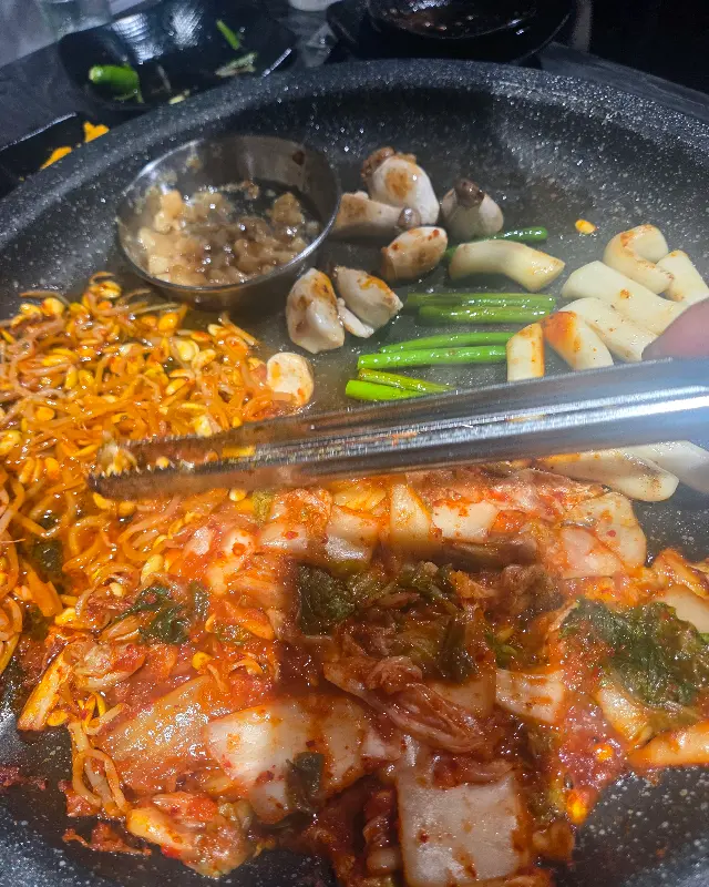 구워지는 김치와 콩나물