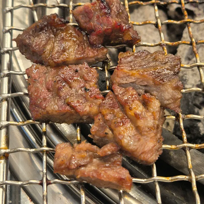 숯불 위에서 구워진 깍둑꽃살