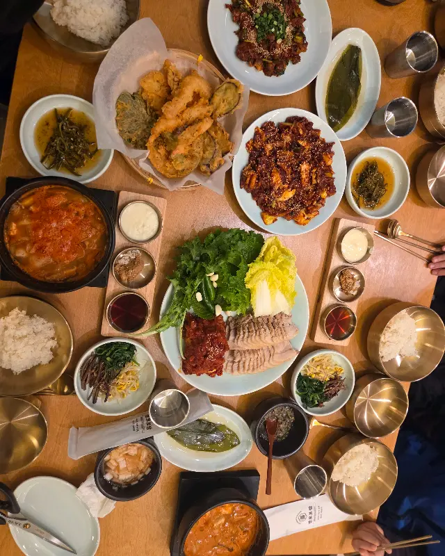 푸짐하게 차려진 쌈보보쌈 해운대점의 한 상 차림