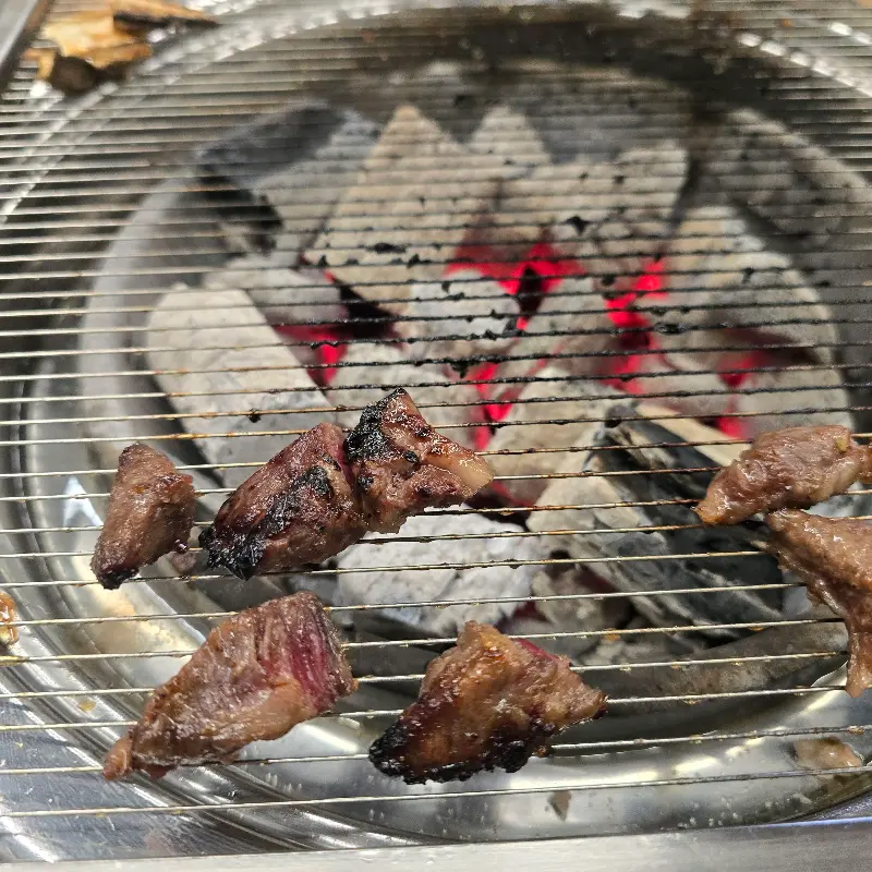 숯불 향이 은은하게 배어있는 소갈비살
