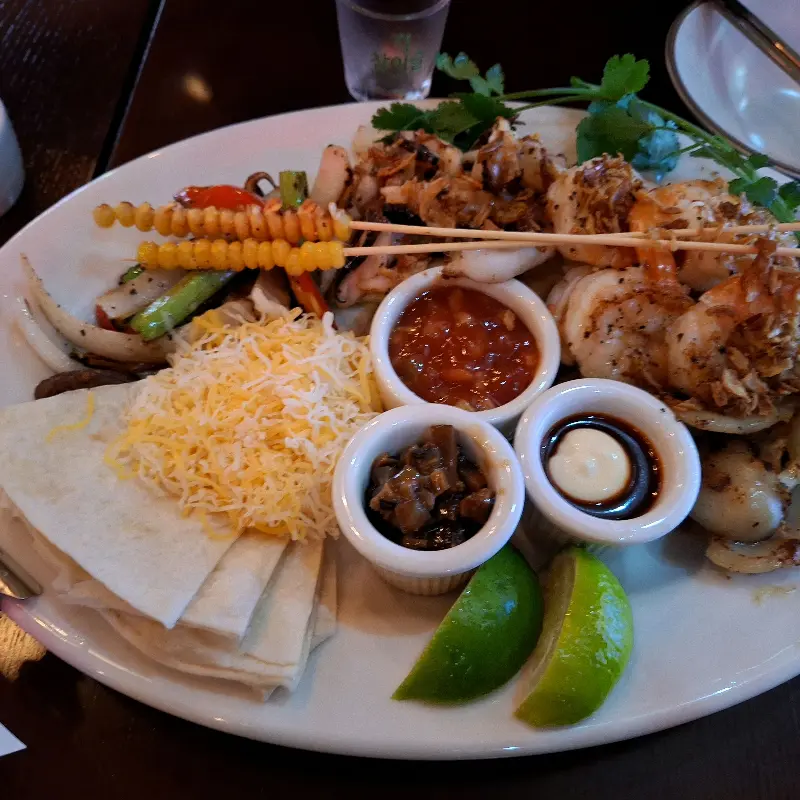 다채로운 재료가 돋보이는 철판구이 플레이트