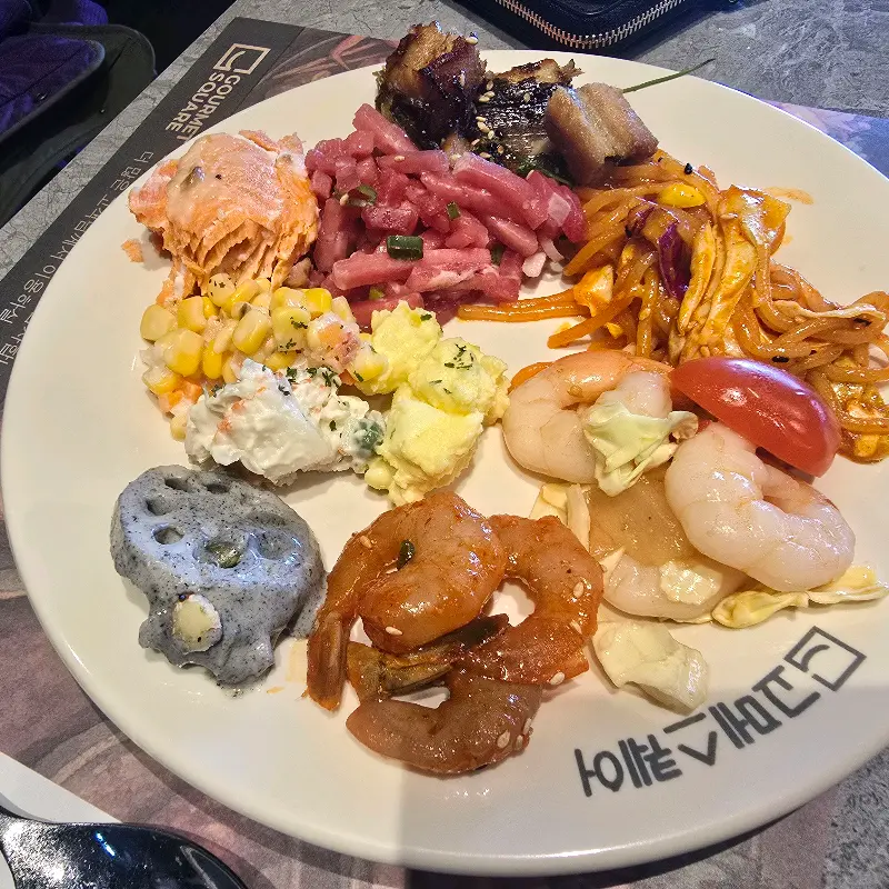 다양한 샐러드와 요리