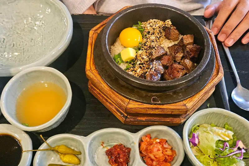 스테이크와 밥의 조화