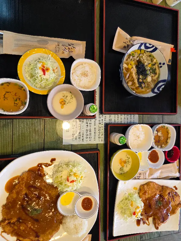 정갈한 한 상 차림은 언제나 기분을 좋게 만든다.