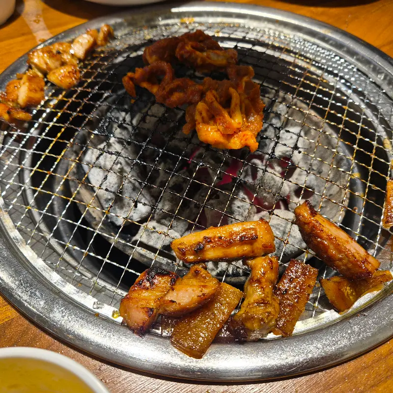 매콤달콤한 양념이 닭고기 속까지 깊숙이 배어 있는 닭갈비