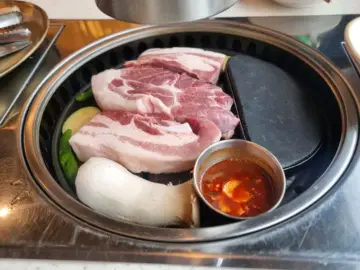 파도 소리, 숯불 향기, 그리고 잊을 수 없는 제주 애월의 흑돼지 맛집 향연