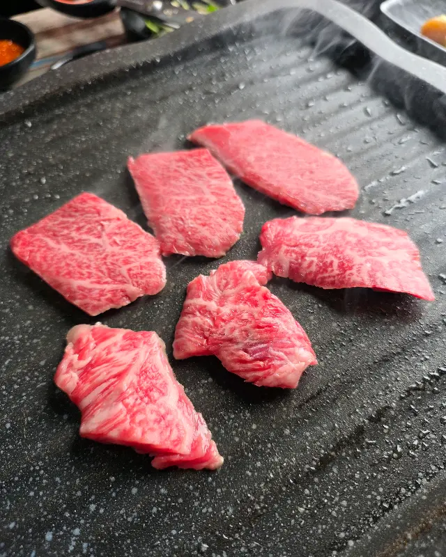 돌판 위에 올려진 살치살