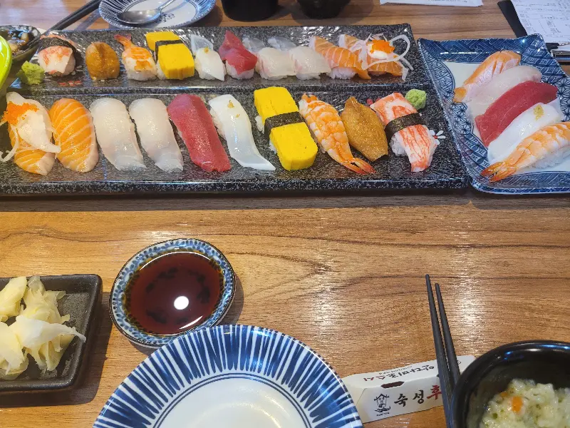 정갈하게 담긴 초밥