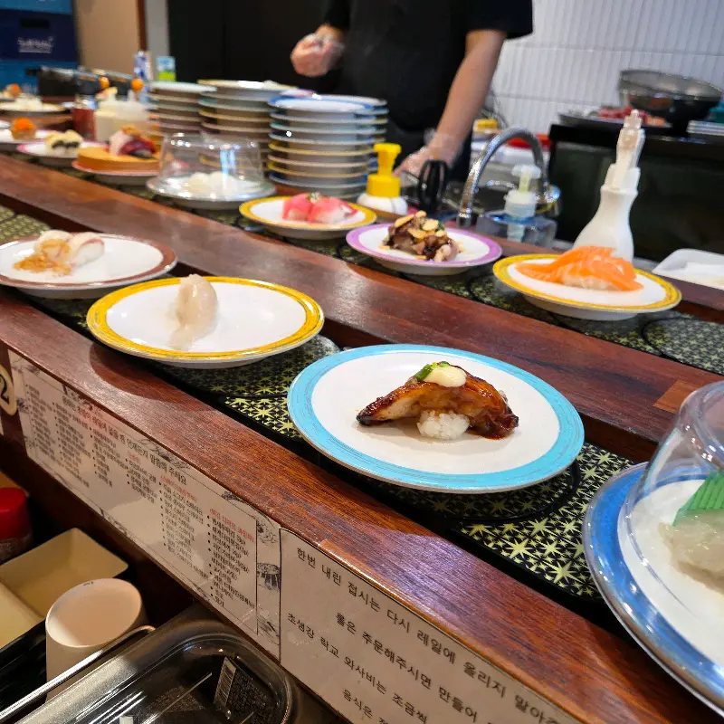 쉴 새 없이 돌아가는 초밥 레일