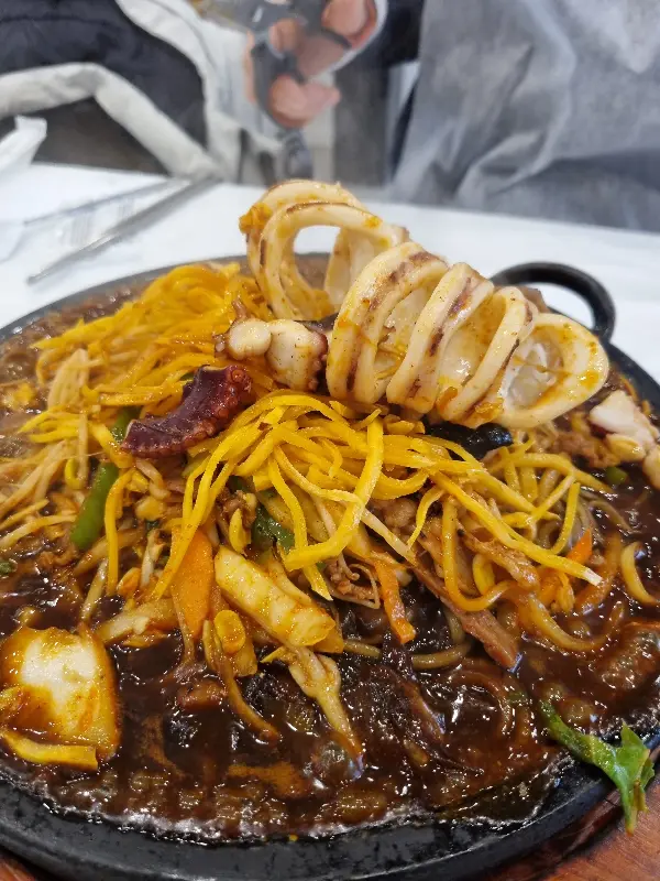 푸짐한 해산물이 인상적인 돌짜장