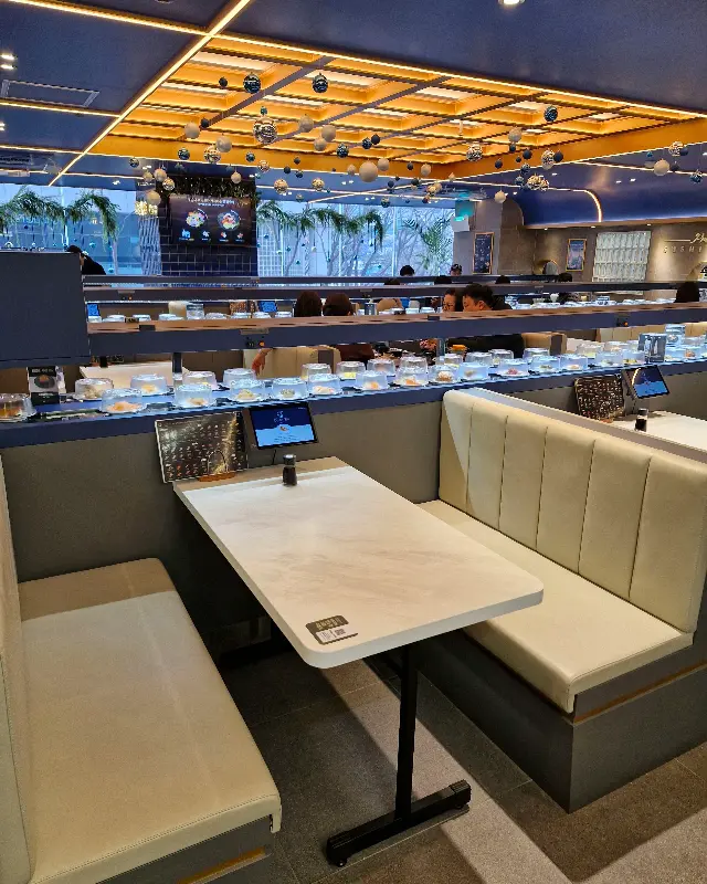 넓고 쾌적한 매장 내부