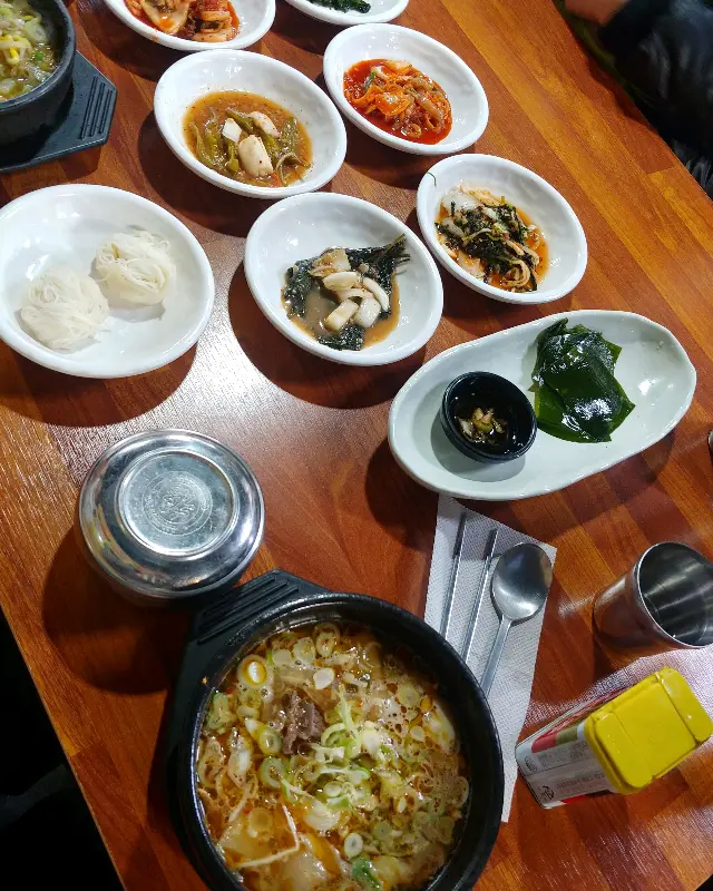 푸짐한 반찬과 국밥 한 상