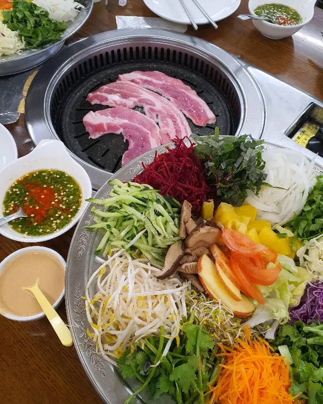 월남쌈을 싸는 모습