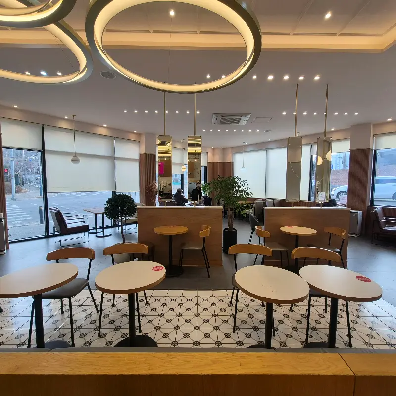 넓고 테이블 간 간격이 넓은 카페 내부
