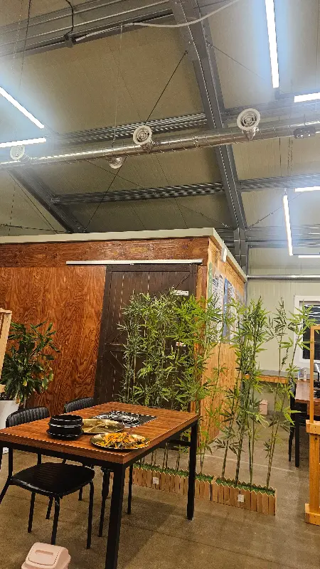 단체 손님도 거뜬한 넓은 공간