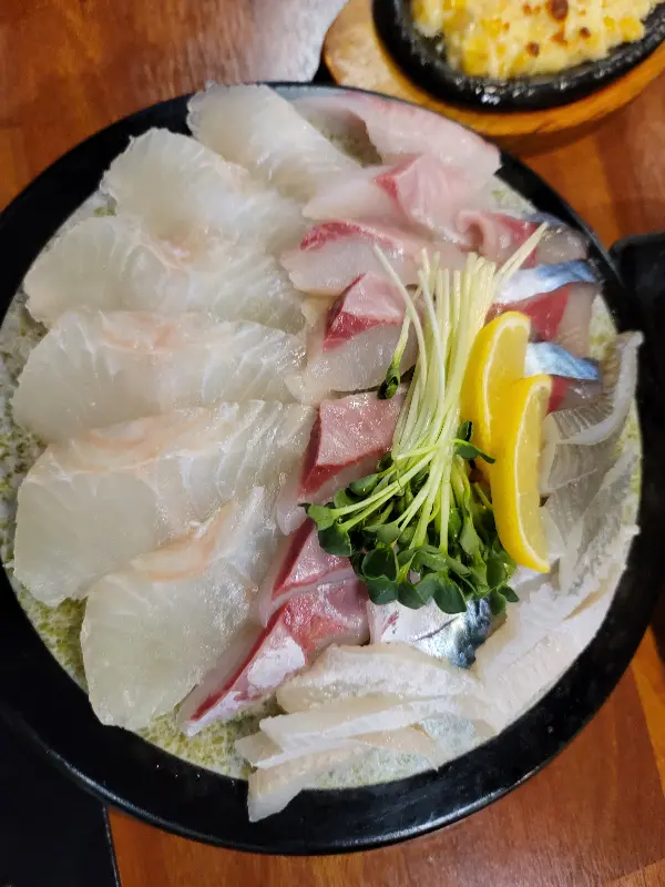 다양한 종류의 회가 담긴 모듬회