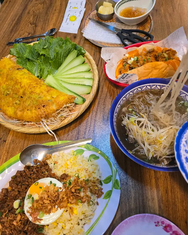 다양한 메뉴가 한 상 가득 차려진 모습