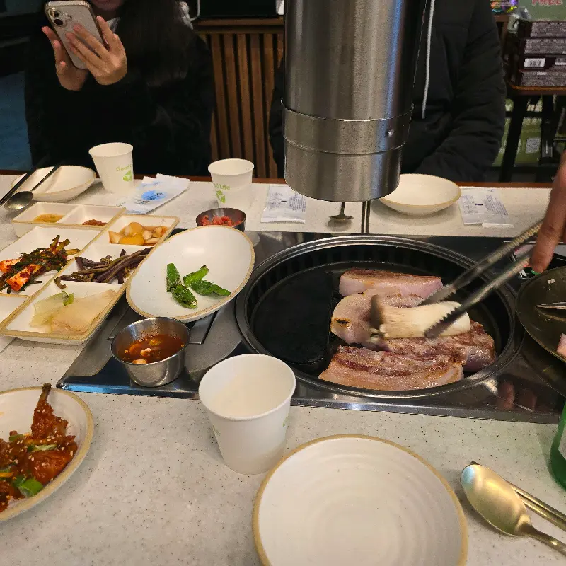 고기를 굽는 모습