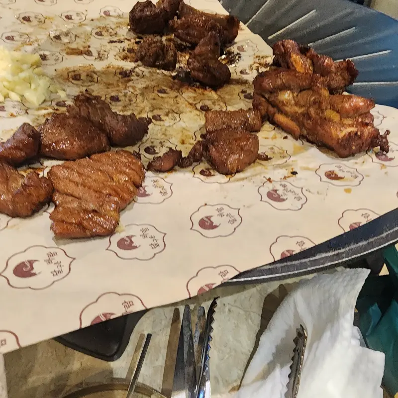 먹음직스럽게 구워진 돼지갈비