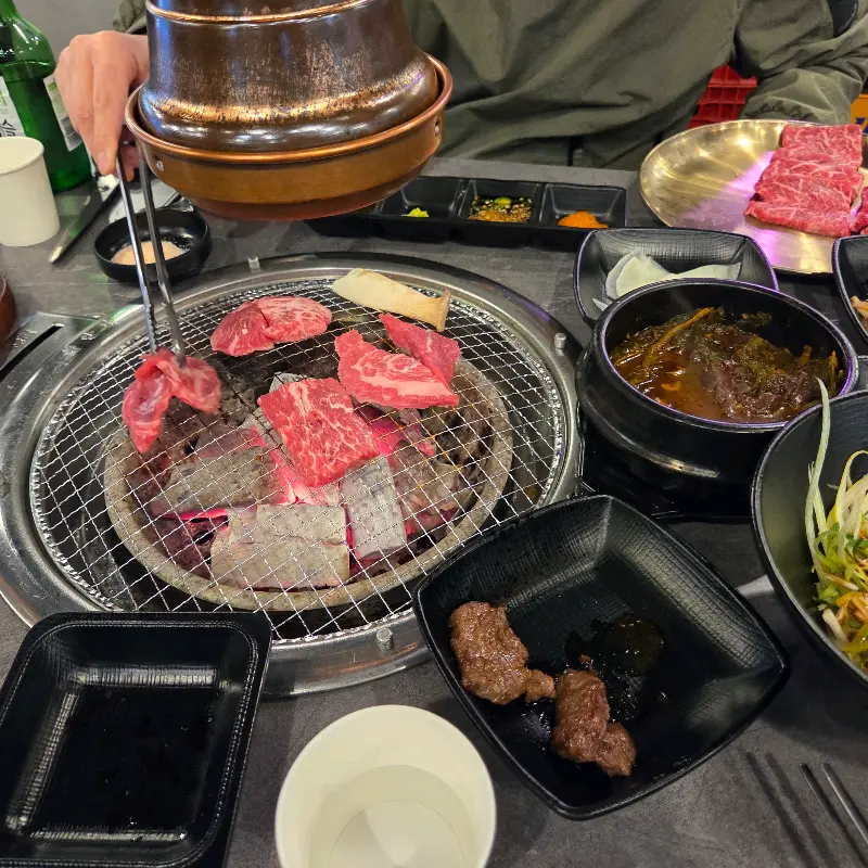 숯불에 구워지는 꽃갈비살