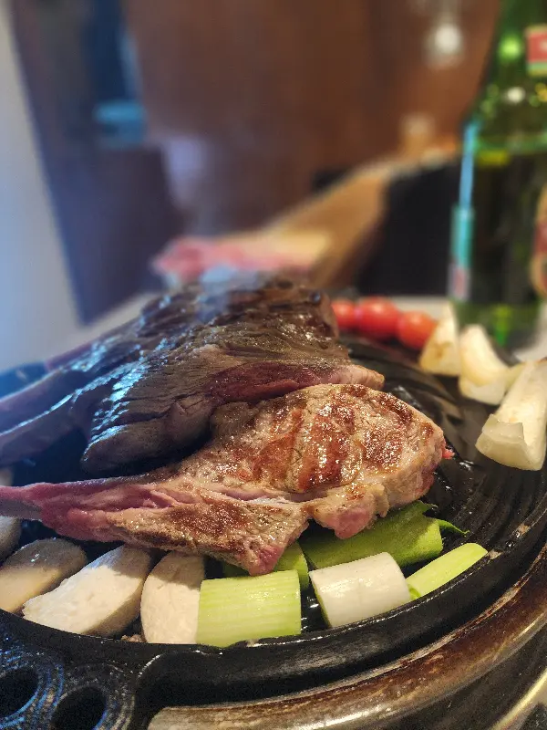 숯불 위에서 맛있게 익어가는 양갈비