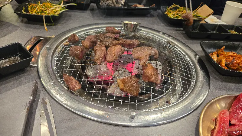 숯불에 구워지는 꽃갈비살