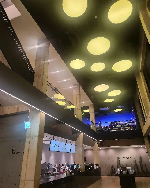 카페 천장의 조명